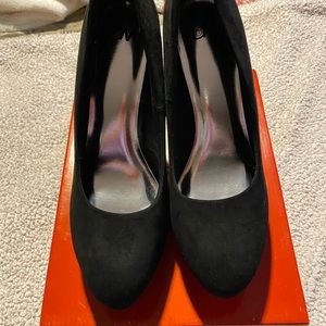 Chelsa Moreland black platforms